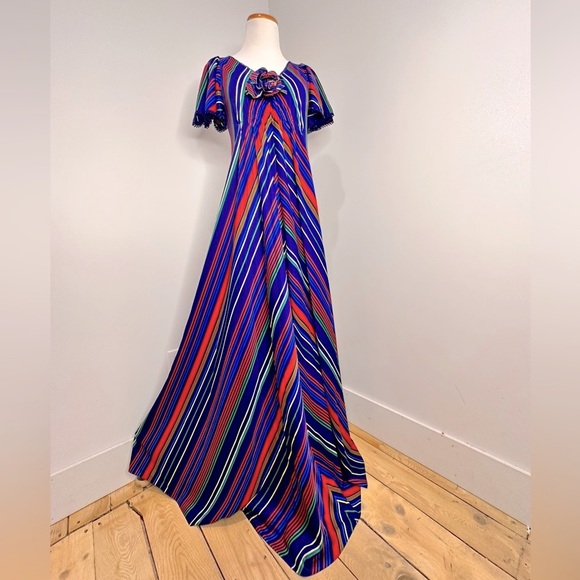 Vintage Dresses & Skirts - VINTAGE 70s Gorgeous Flowy Gown